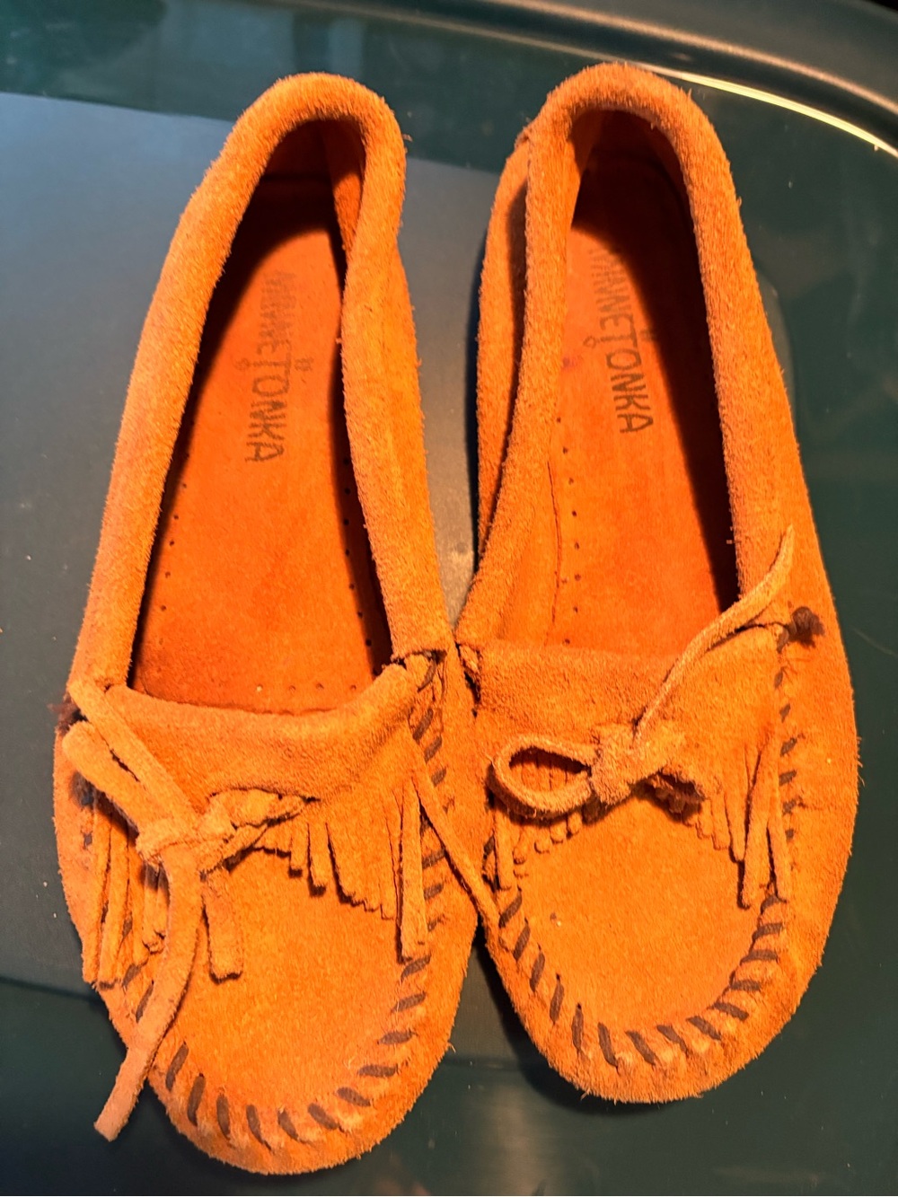 Minnetonka womens tan Suede Moccasin Shoes. Size 6